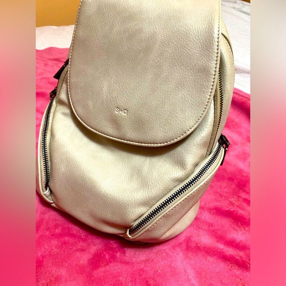medium backpack - Picture 2 of 3